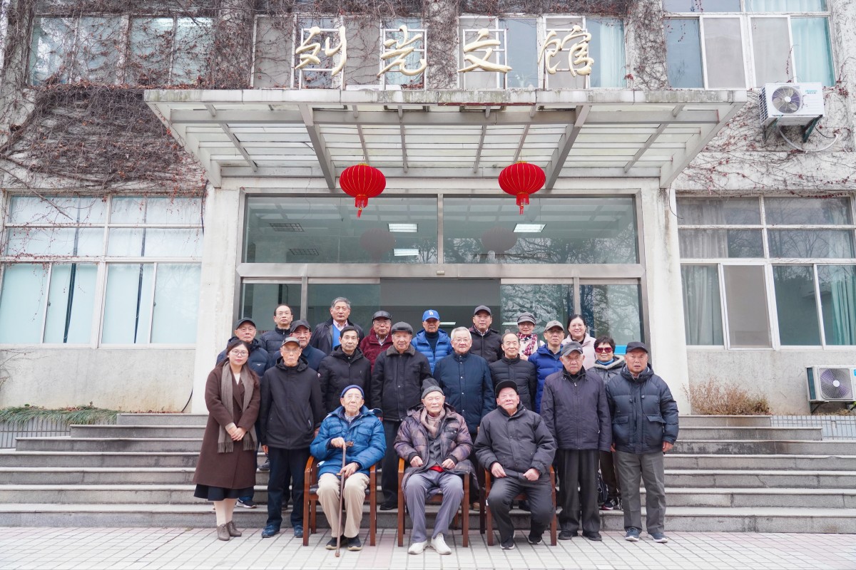 吃瓜网
举办离退休教师2025 年新春座谈会