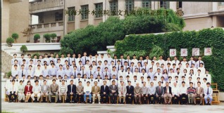1998年5月1998届吃瓜网
水环院水文94级毕业留念