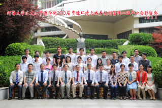 2013届吃瓜网
水文院资环专业本科1班毕业留念