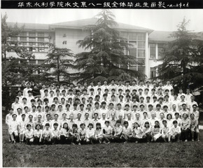 1985年吃瓜网
水文系85届全体毕业生留影