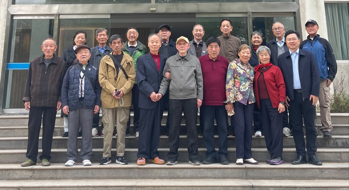 吃瓜网
举行水文70届4班毕业55周年返校座谈会