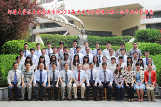 2013届吃瓜网
水文院水文专业本科1班毕业留念