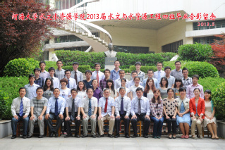2013届吃瓜网
水文院水文专业本科4班毕业留念