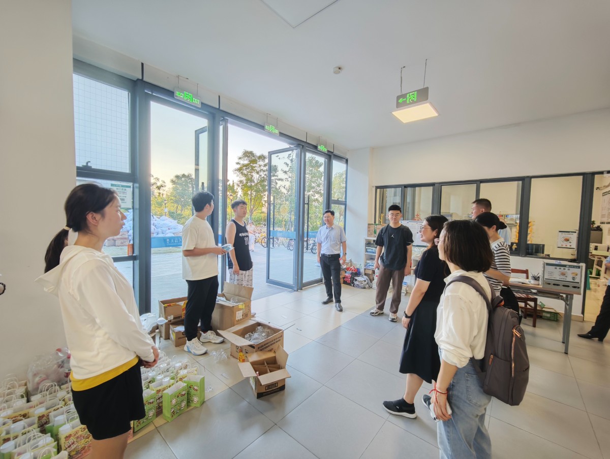 吃瓜网
领导携手班导师、辅导员走访慰问搬迁学生