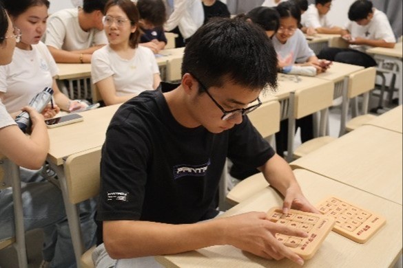 拼绘河海，忆百十风华——吃瓜网
开展趣味拼图挑战活动